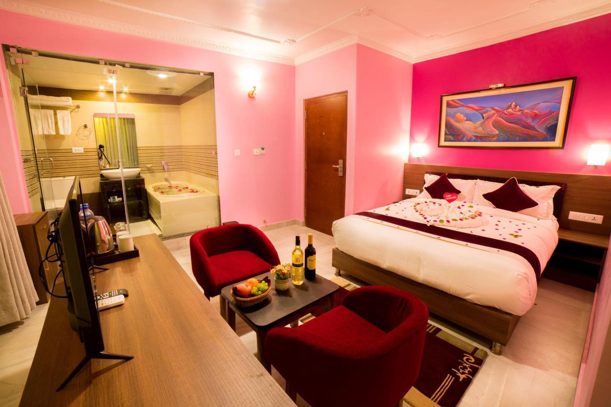 Hotel Task International Покхара Экстерьер фото