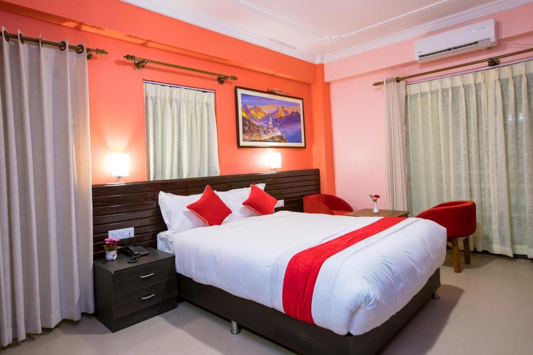 Hotel Task International Покхара Экстерьер фото